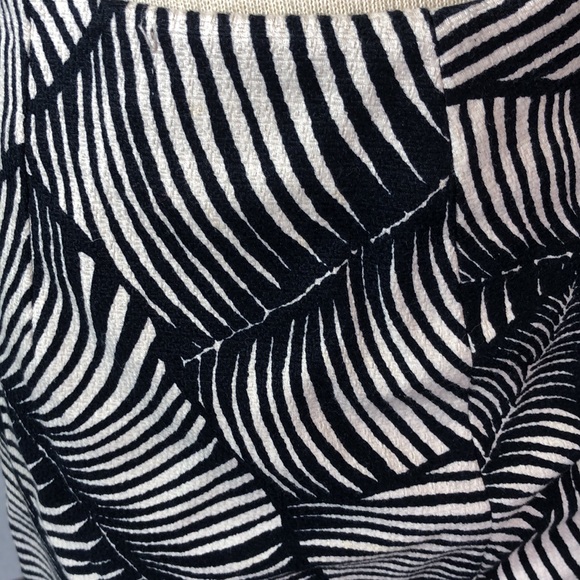 Ann Taylor lined pencil skirt Sz 4 navy and cream palm leaf pattern/ zipper - Picture 4 of 12